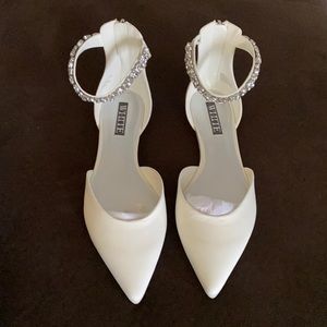 Vera Wang Ivory Flats
